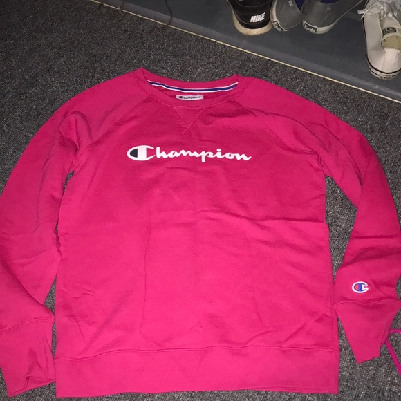 Champion Sweaters - Womens champion crew neck sweatshirt. Size medium.